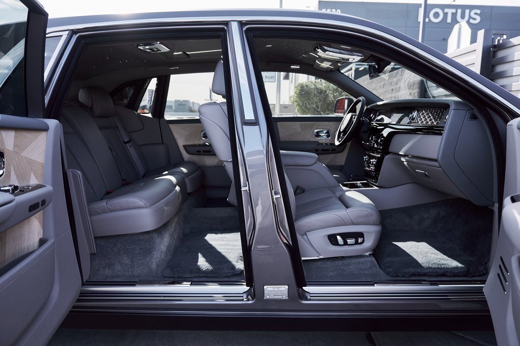 Used 2025 Rolls-Royce Phantom image 25