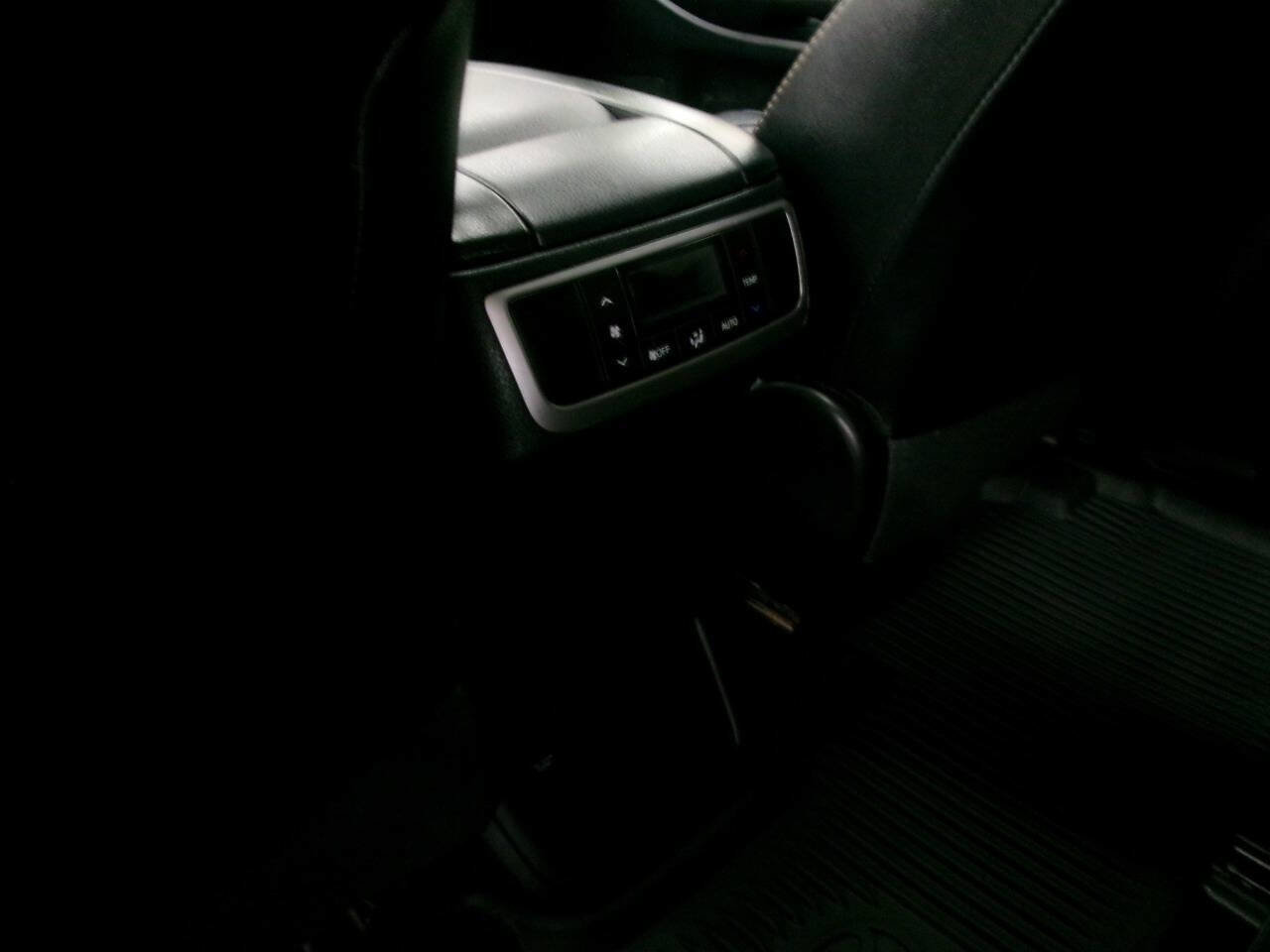 Used 2018 Toyota Highlander XLE image 24