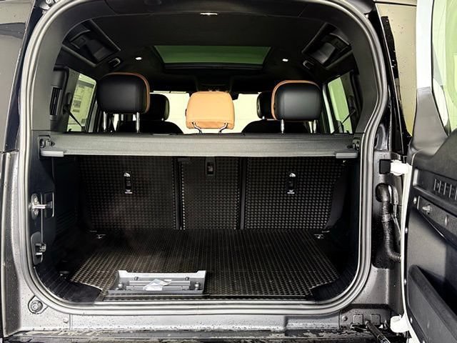 Used 2025 Land Rover Defender 110 V8 AWD/4WD image 18