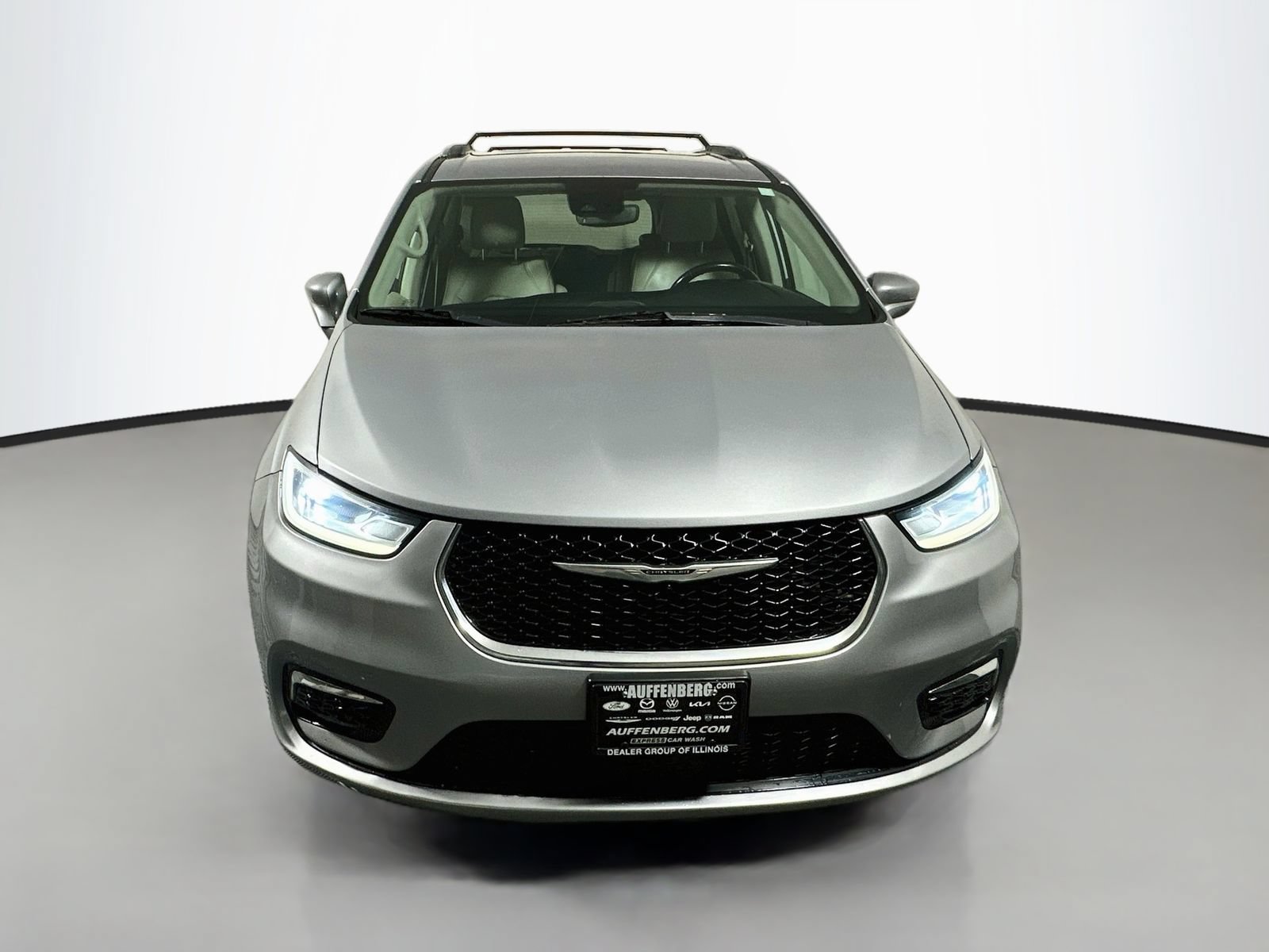 Used 2021 Chrysler Pacifica Touring-L FWD image 2