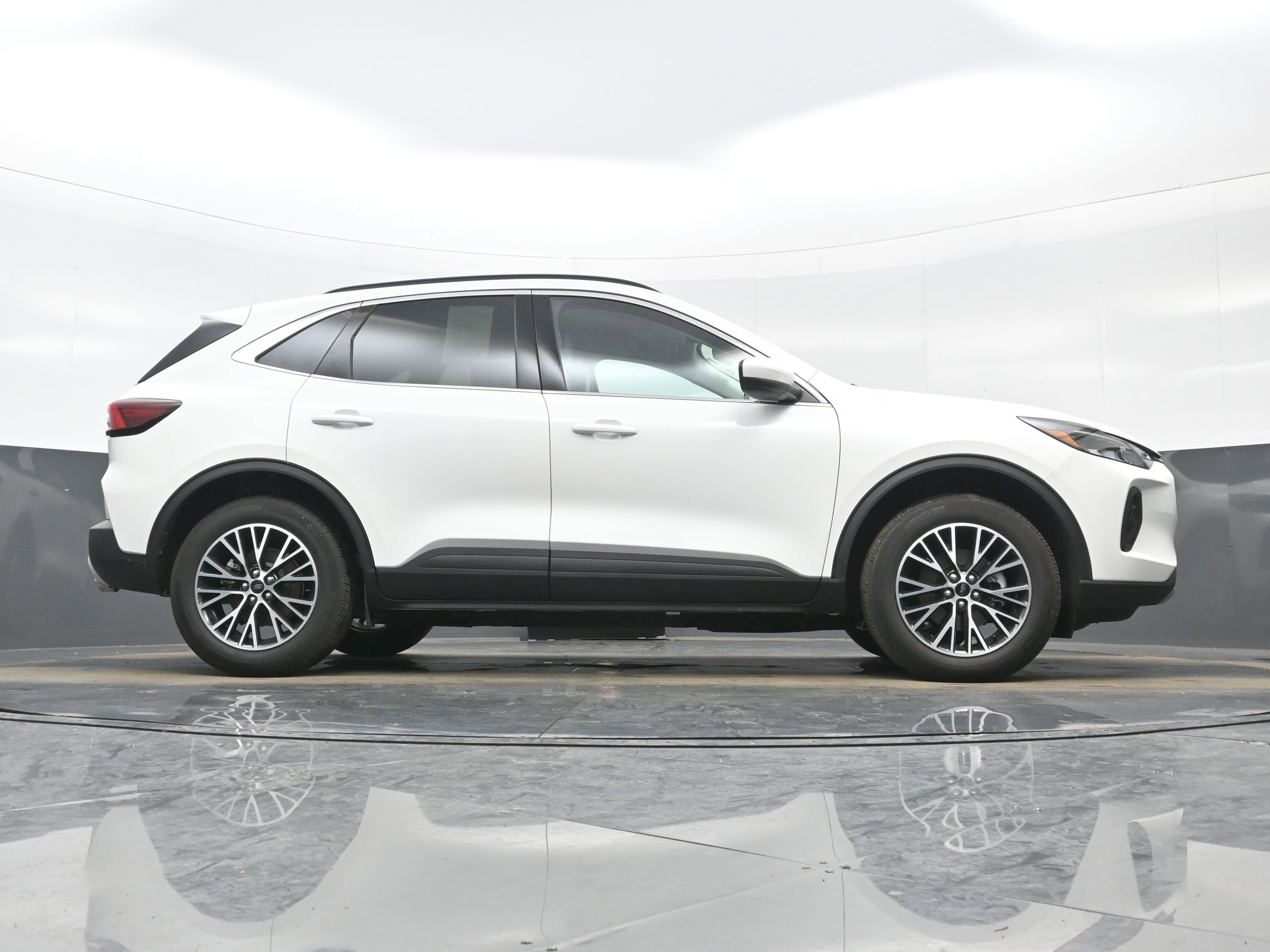 Used 2025 Ford Escape SE image 30