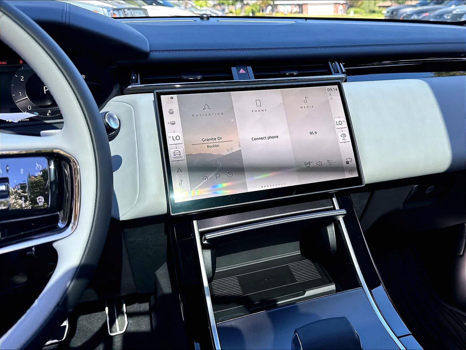 New 2026 Land Rover Range Rover Velar Dynamic SE AWD/4WD image 9