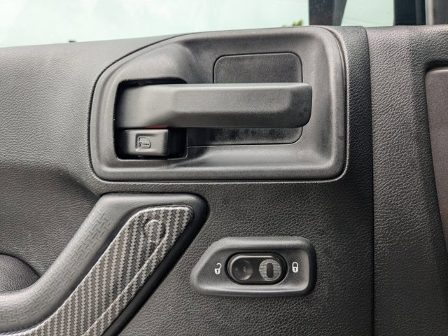 Used 2014 Jeep Wrangler Unlimited Sahara w/ Max Tow Package AWD/4WD image 9