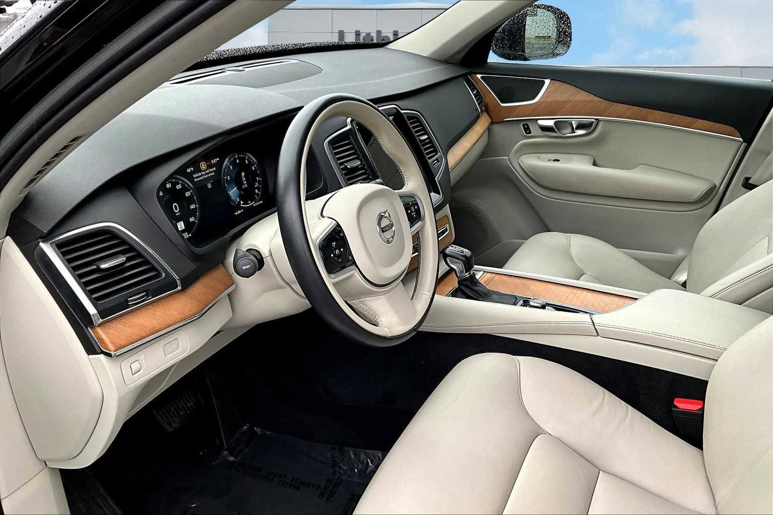 Used 2022 Volvo XC90 T6 Momentum w/ Climate Package image 2