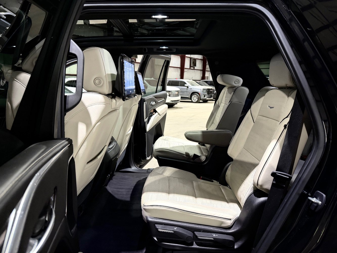 Used 2021 Cadillac Escalade Sport w/ Driver Assist Tech Package AWD/4WD image 17