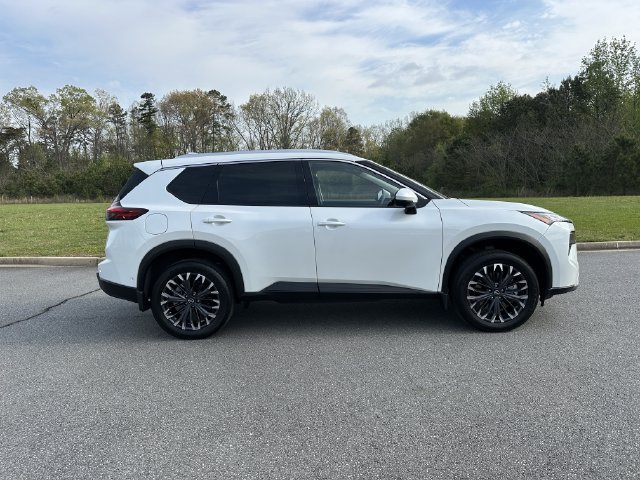 Certified 2025 Nissan Rogue SL w/ Tech Package FWD image 10