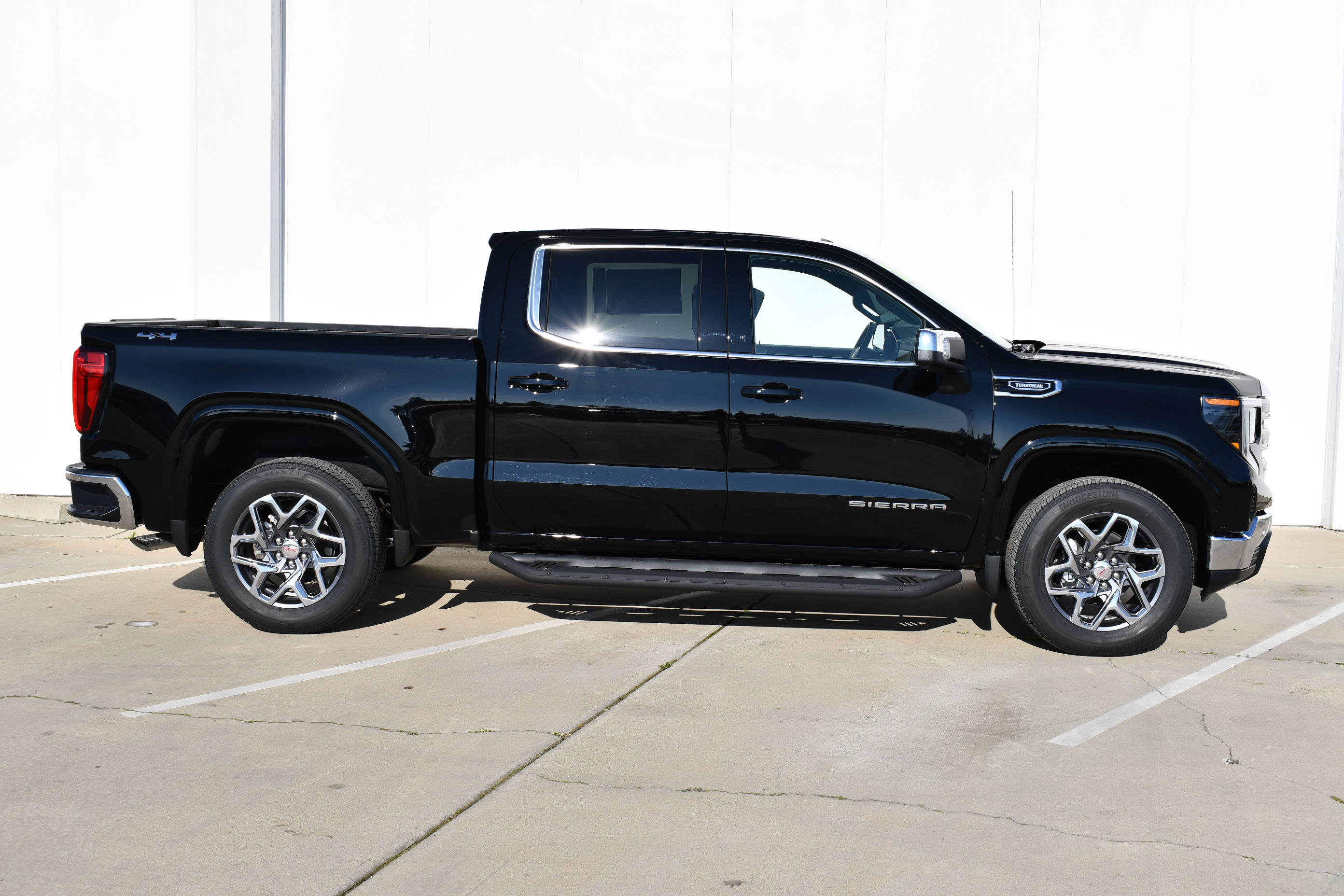 Used 2026 GMC Sierra 1500 SLE w/ Preferred Package AWD/4WD image 3