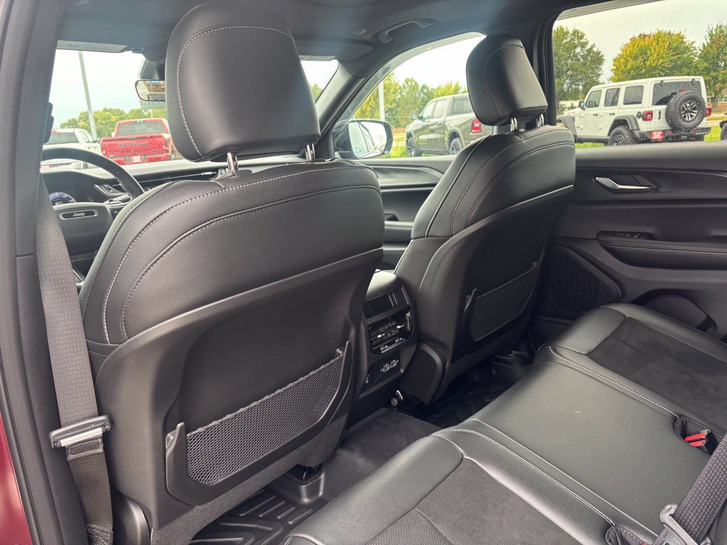 Used 2025 Jeep Grand Cherokee Altitude AWD/4WD image 23