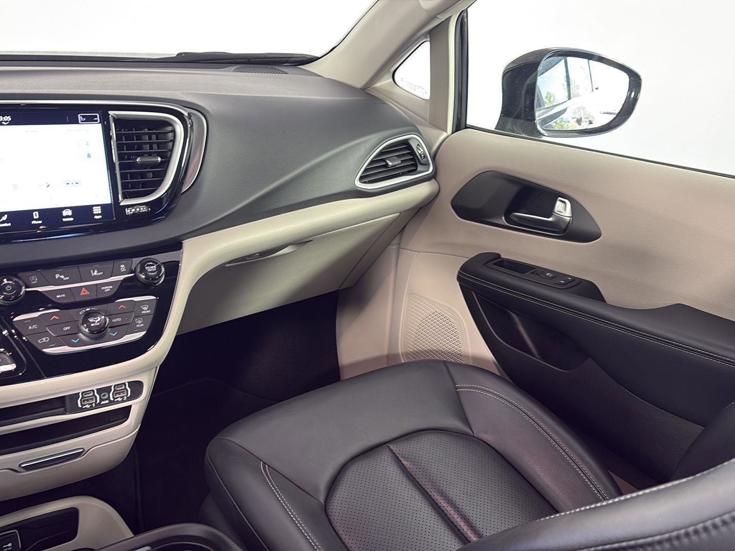 Used 2024 Chrysler Pacifica Touring-L image 17