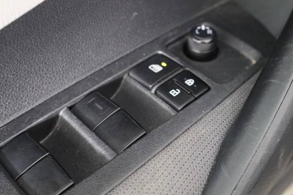 Used 2020 Toyota Corolla LE FWD image 19