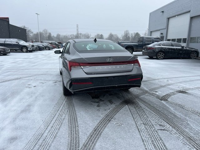 Used 2025 Hyundai Elantra SEL image 11