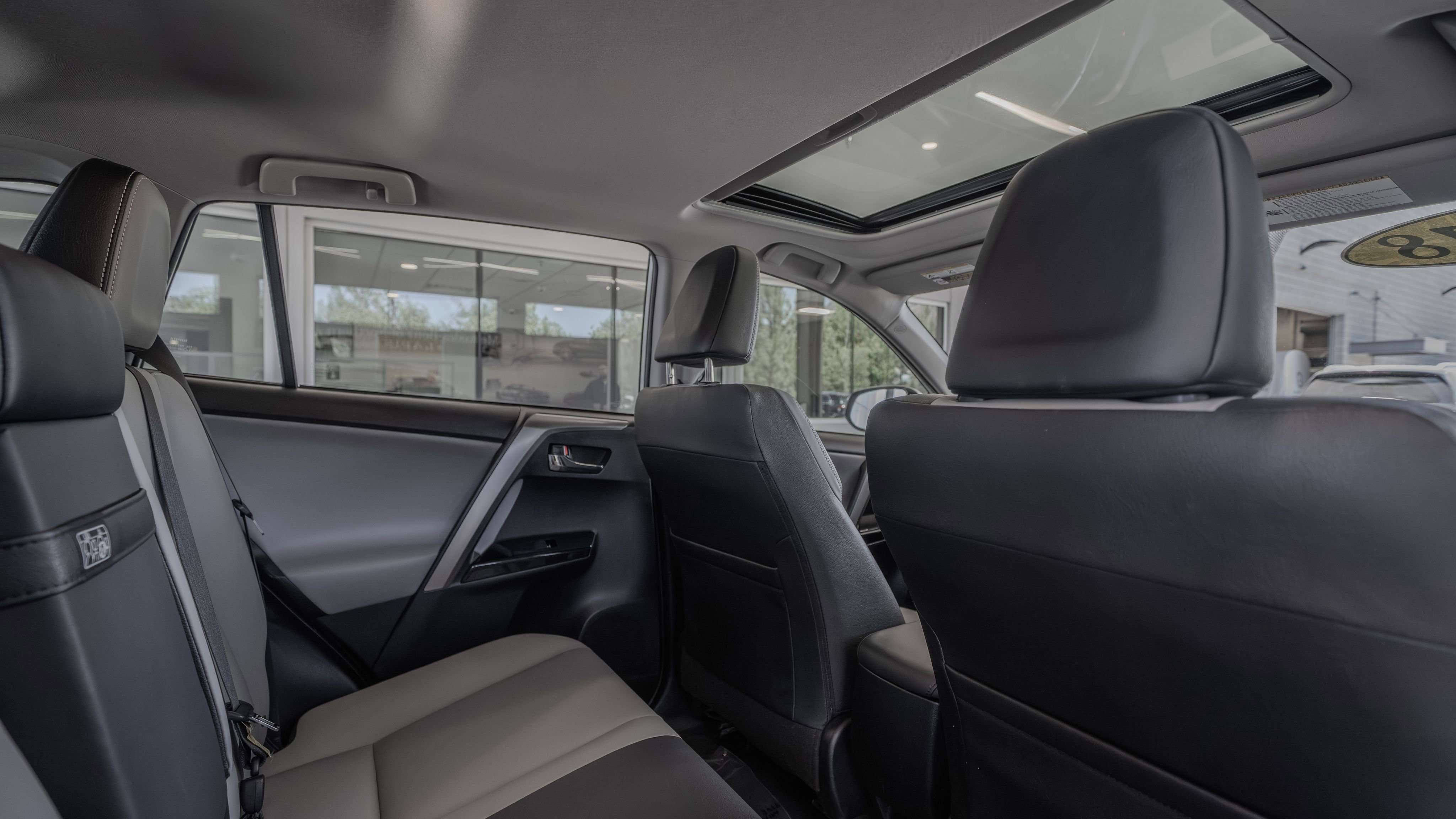 Used 2018 Toyota RAV4 Limited w/ Advanced Technology Package AWD/4WD image 28