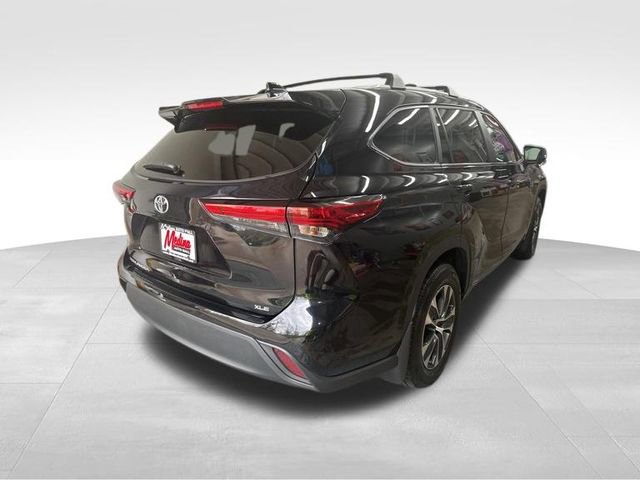 Used 2023 Toyota Highlander XLE FWD image 4