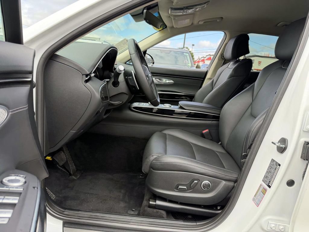 Certified 2025 Genesis GV70 2.5T AWD/4WD image 10