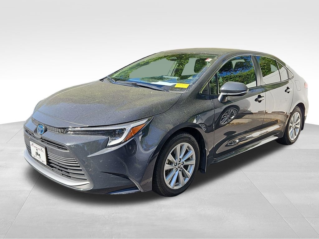 Used 2024 Toyota Corolla XLE image 3