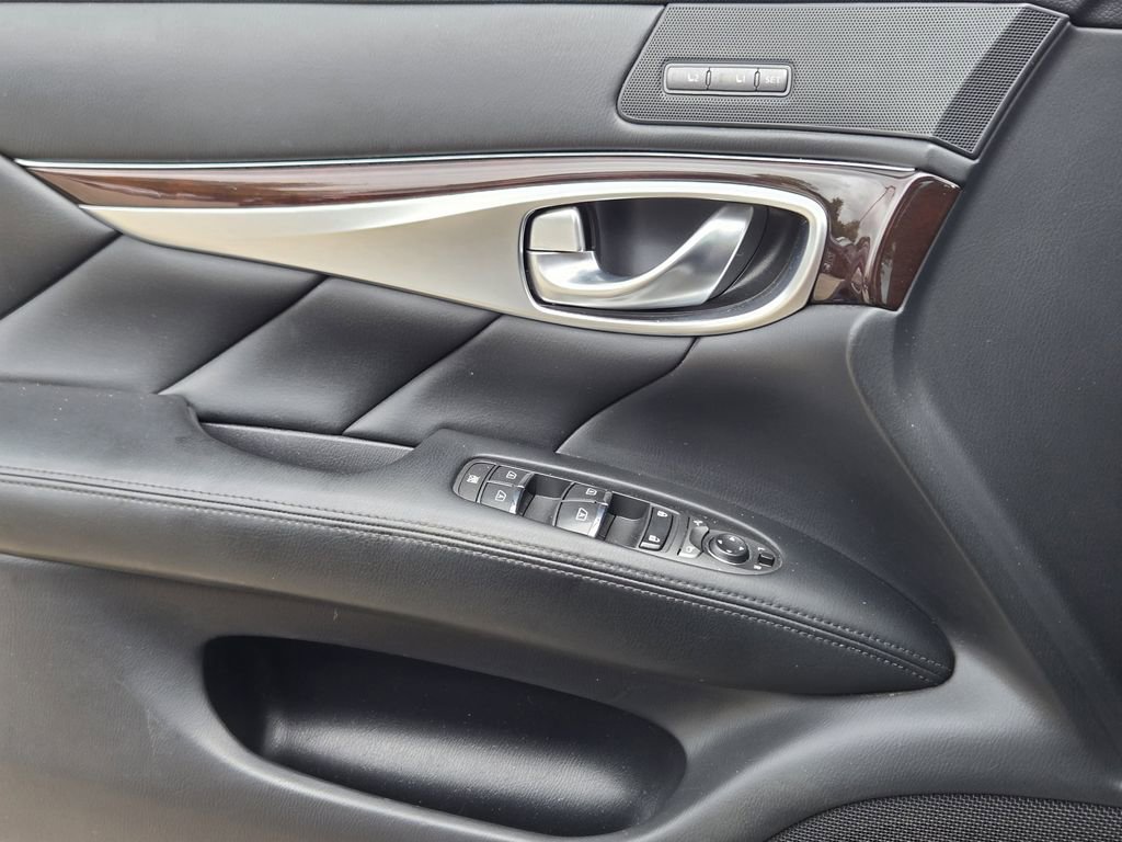 Used 2017 INFINITI Q70 L 3.7 image 31