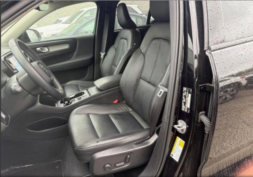 Used 2023 Volvo XC40 B5 Core w/ Convenience Package AWD/4WD image 3