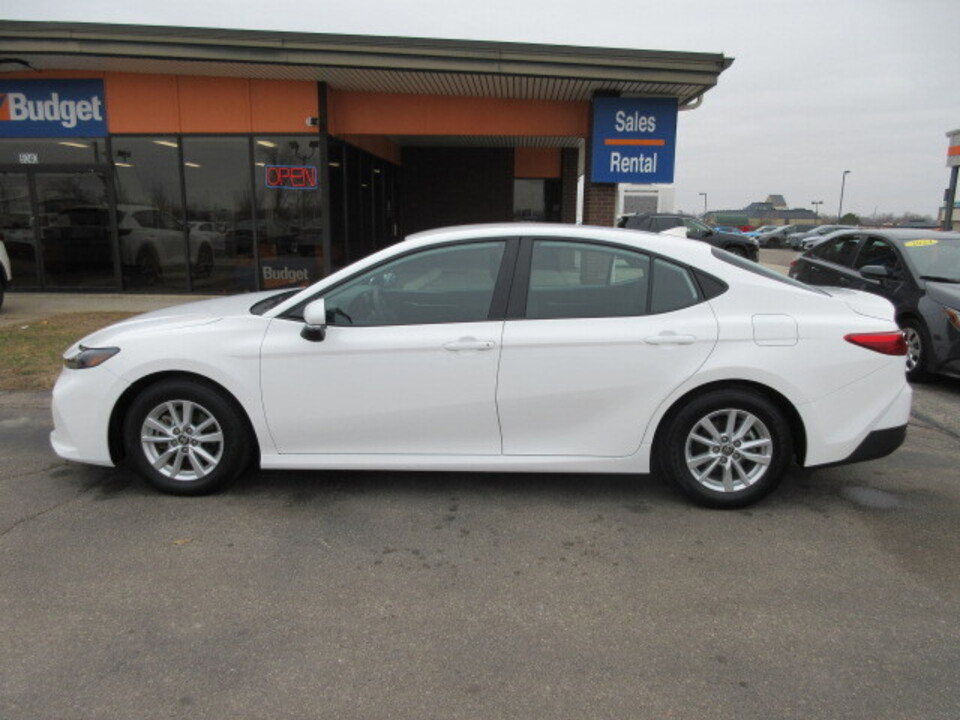 Used 2025 Toyota Camry LE image 2