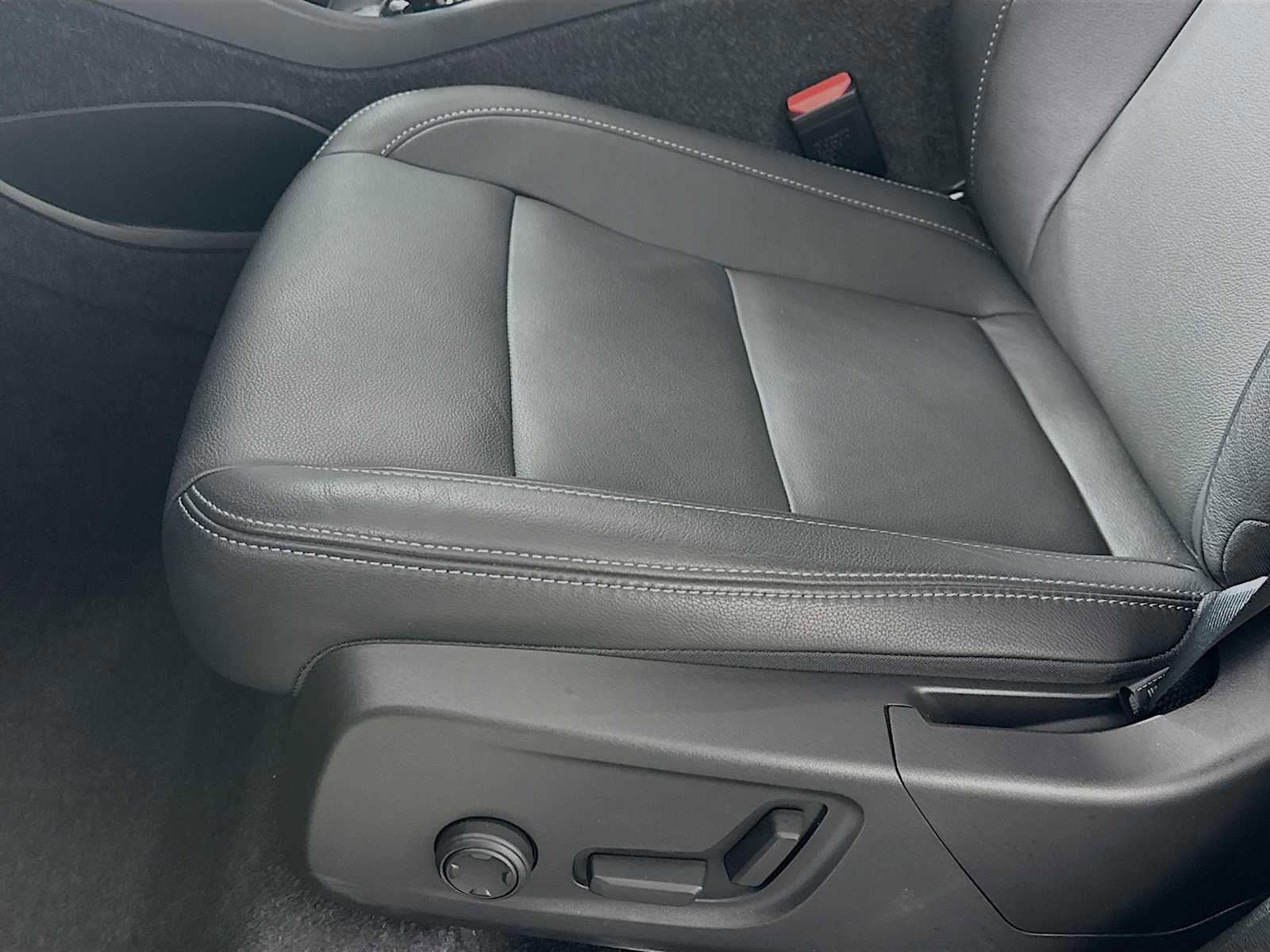 Used 2025 Volvo XC40 B5 Core w/ Protection Package Premier image 18