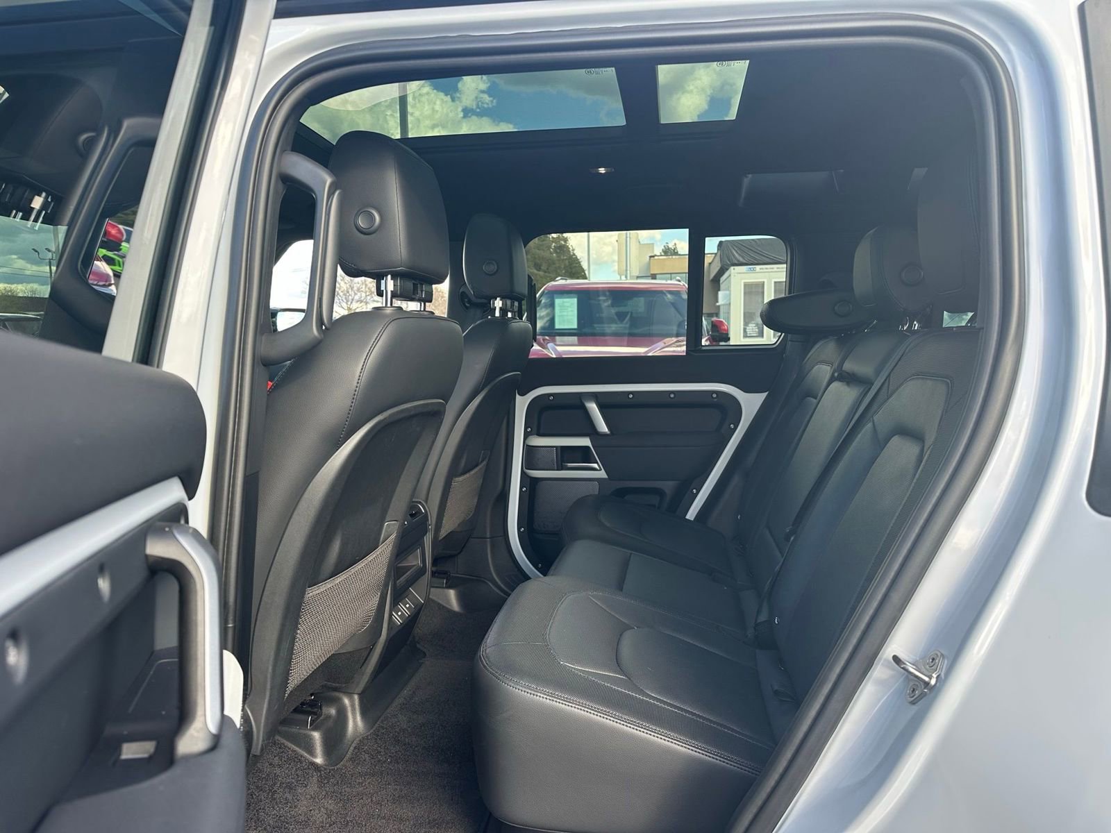 Used 2023 Land Rover Defender 110 X-Dynamic SE image 7