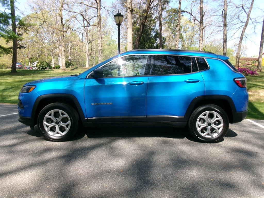 Used 2025 Jeep Compass Latitude AWD/4WD image 8