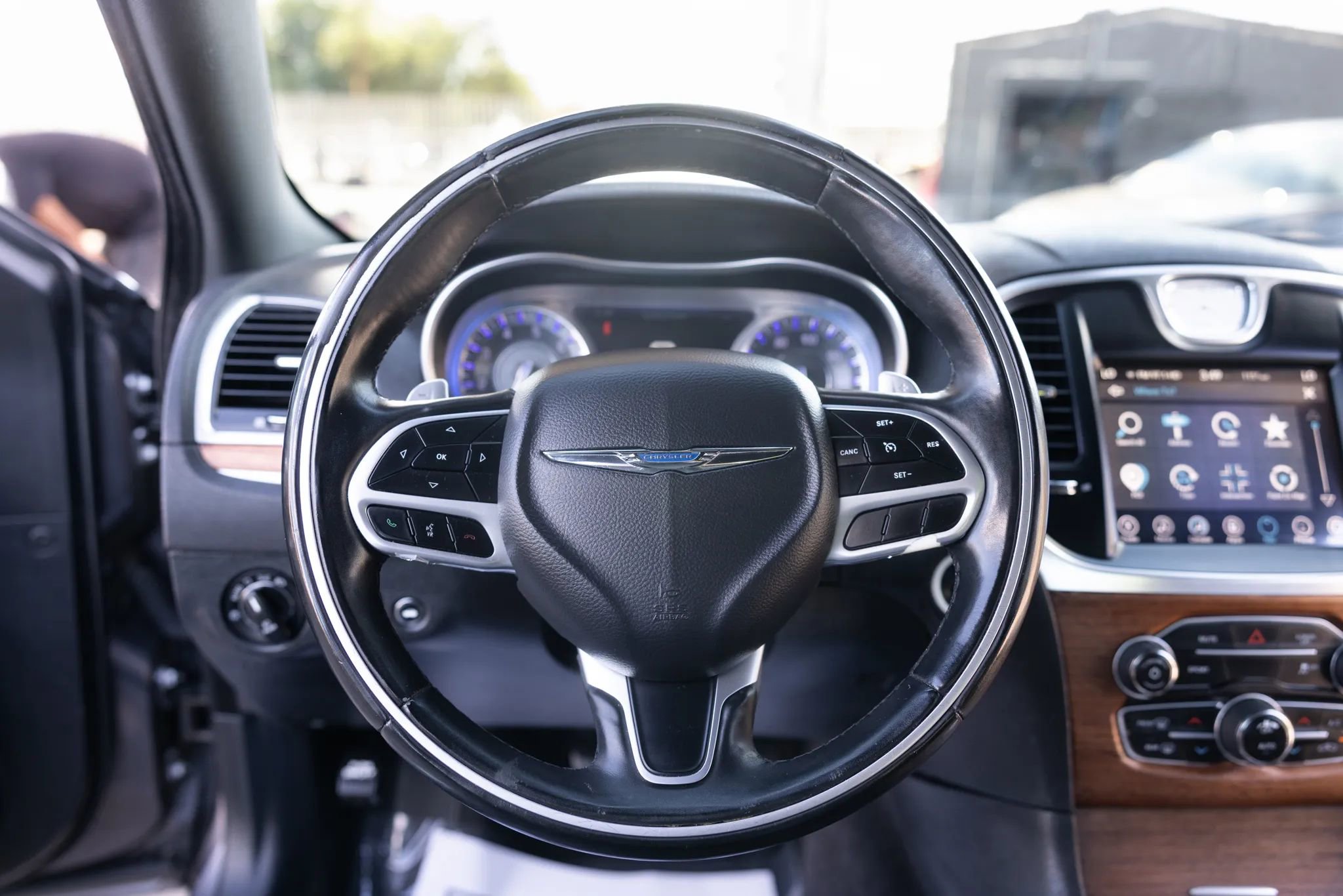 Used 2017 Chrysler 300 C Platinum image 27