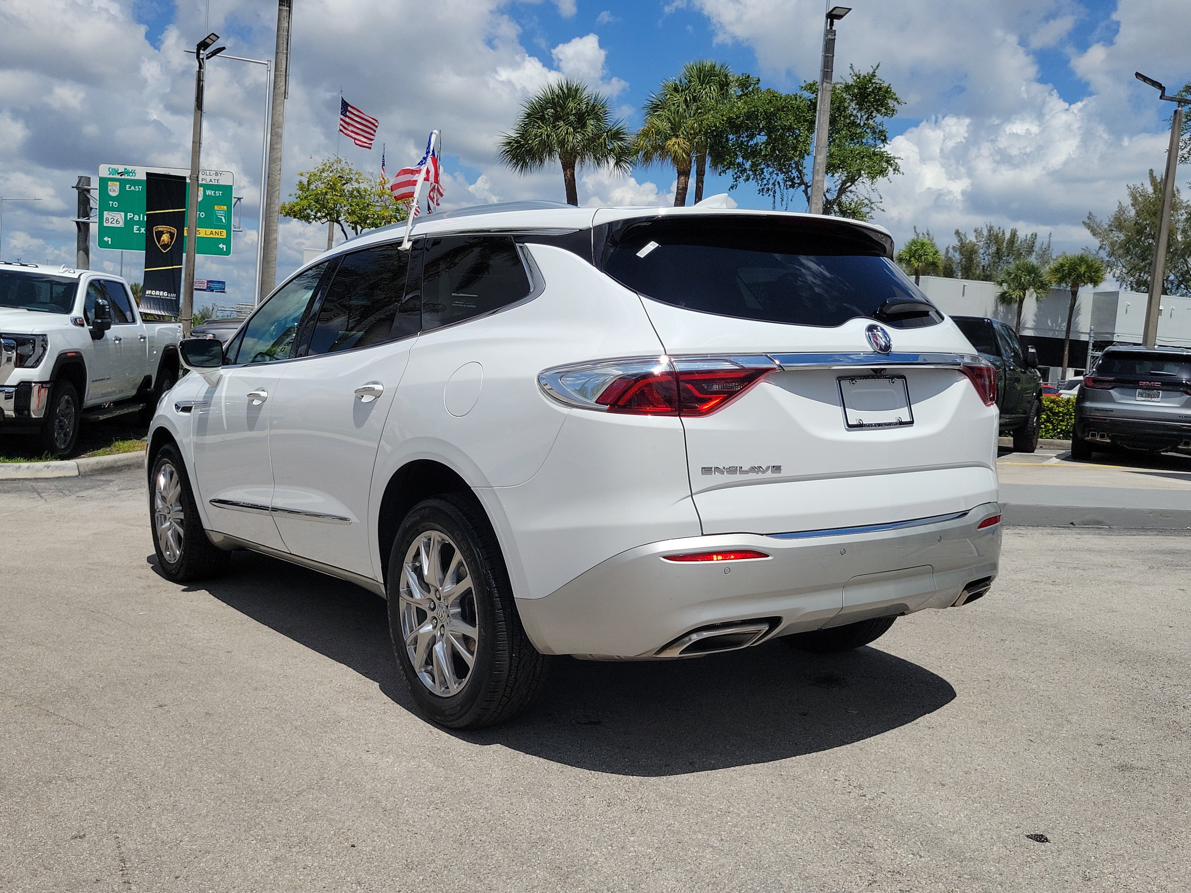 Used 2024 Buick Enclave Essence w/ Experience Buick Package FWD image 7