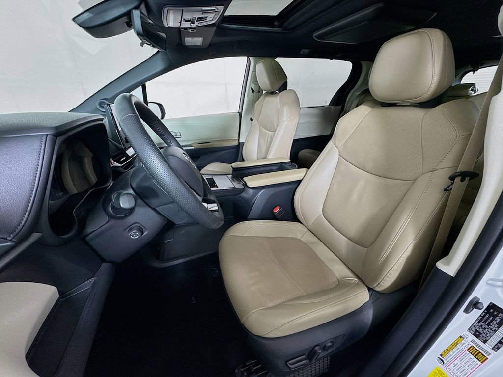 Used 2021 Toyota Sienna Limited image 21