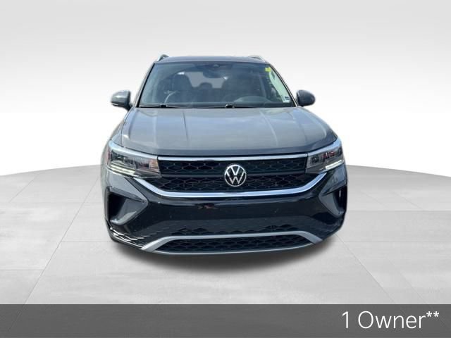 Used 2022 Volkswagen Taos SE w/ Panoramic Sunroof Package image 2