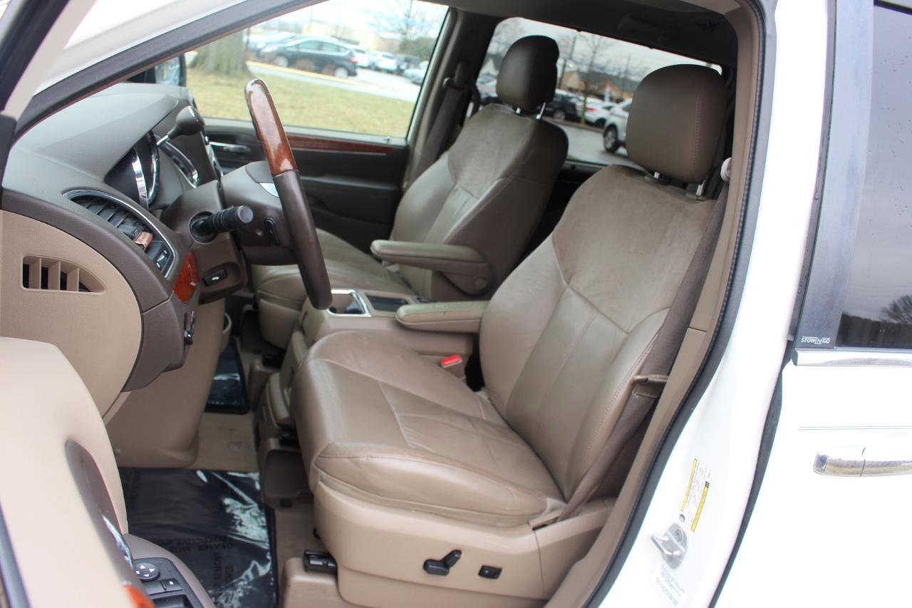Used 2013 Chrysler Town & Country Limited w/ Trailer Tow Group FWD image 15