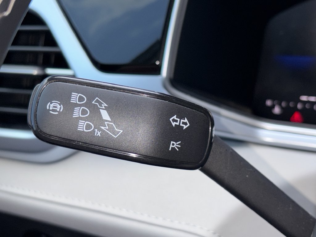 Certified 2025 Volkswagen Taos SE FWD image 8