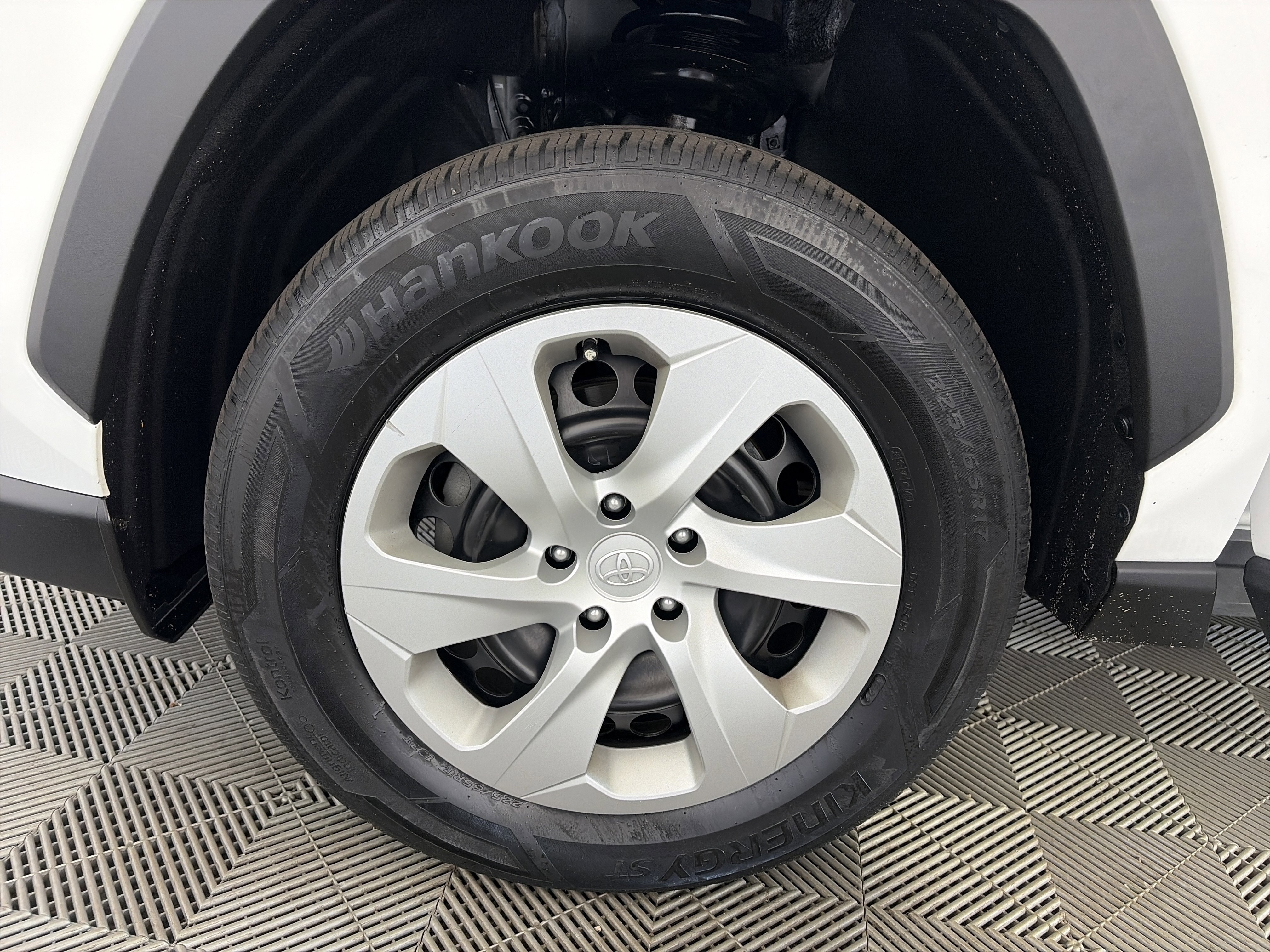 Used 2021 Toyota RAV4 LE AWD/4WD image 12