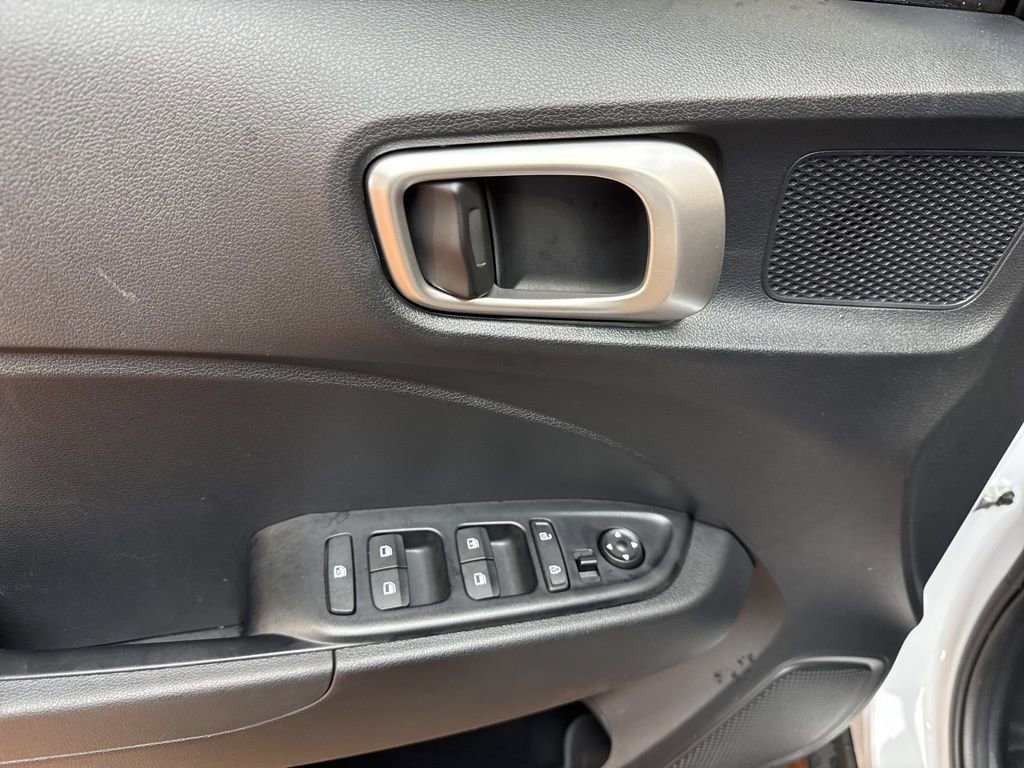 Used 2025 Hyundai Venue SE image 22