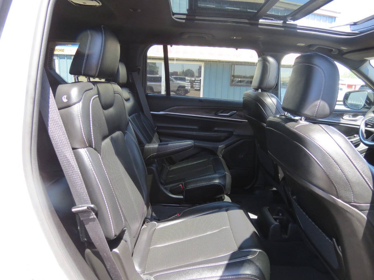 Used 2024 Jeep Grand Cherokee L Limited w/ Luxury Tech Group II AWD/4WD image 8