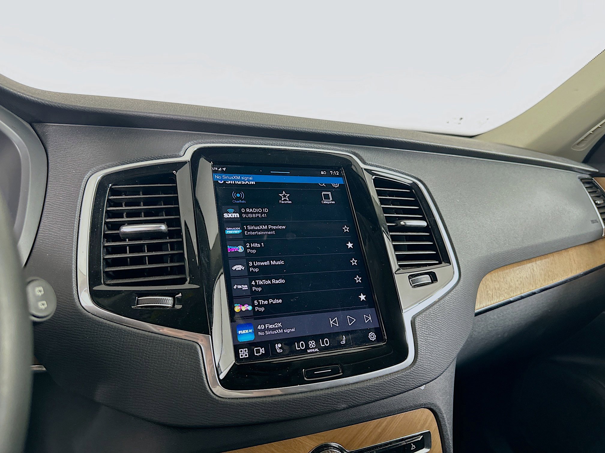 Used 2024 Volvo XC90 B6 Plus image 19