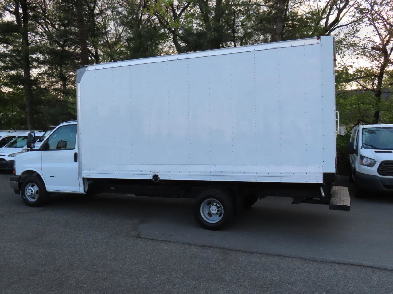 Used 2022 Chevrolet Express 3500 w/ Power Convenience Package RWD image 3