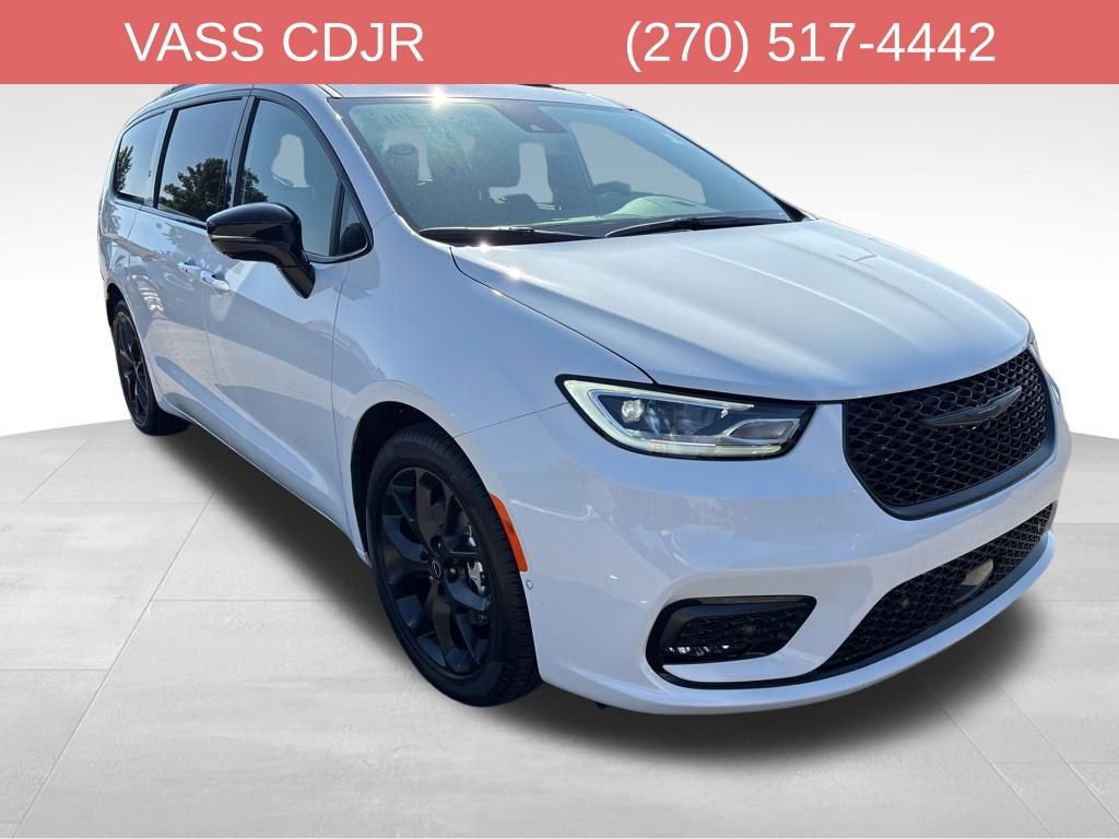 New 2026 Chrysler Pacifica Limited w/ S Appearance Package image 3