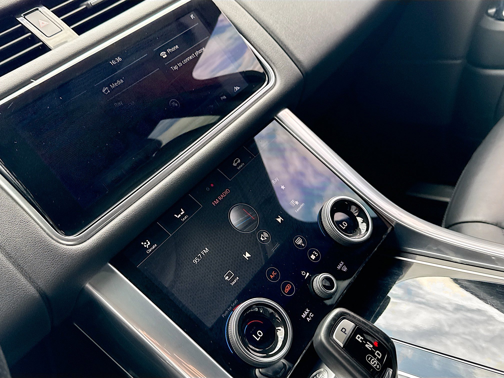 Used 2020 Land Rover Range Rover Sport HSE image 28