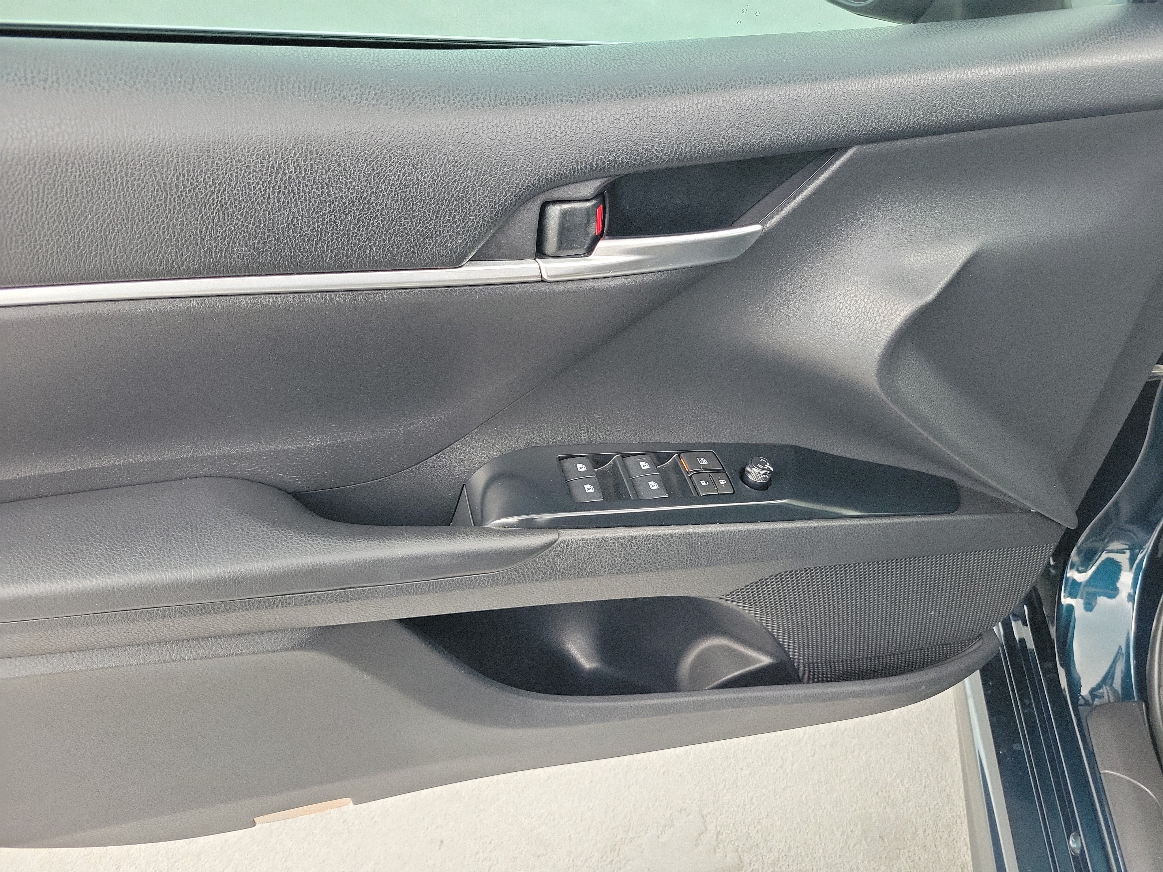 Used 2018 Toyota Camry SE FWD image 18