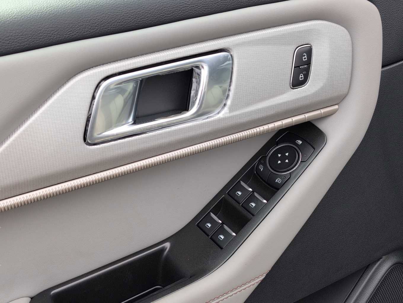 New 2025 Ford Explorer Active w/ Active Comfort Package image 5