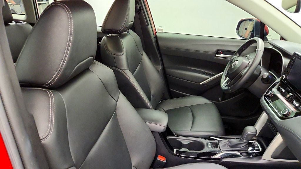 Used 2022 Toyota Corolla Cross XLE w/ Convenience Package FWD image 23