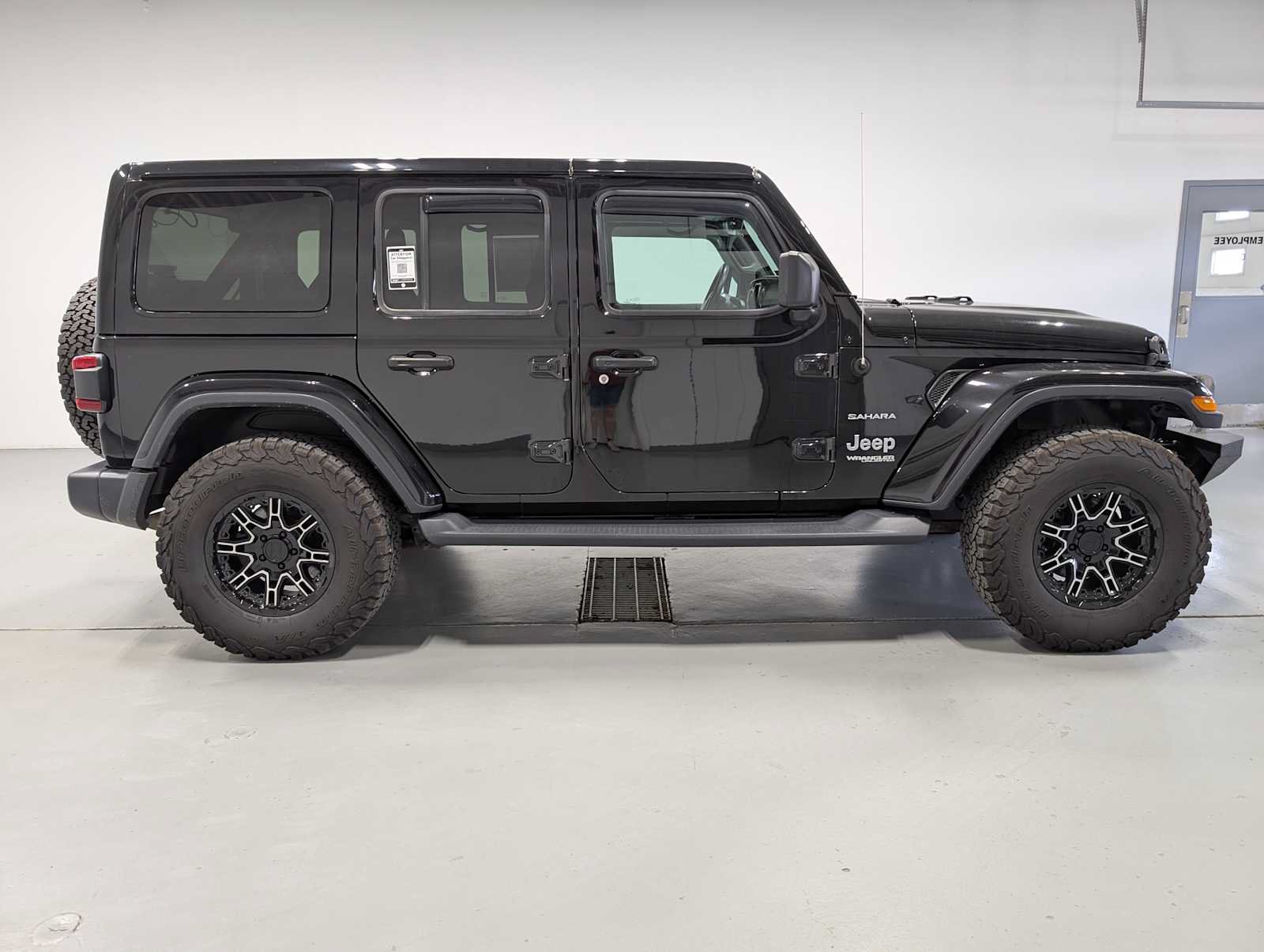 Used 2018 Jeep Wrangler Unlimited Sahara AWD/4WD image 7
