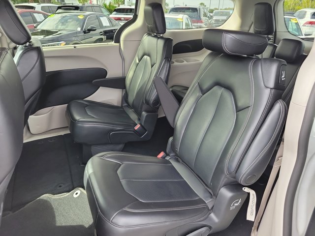 Used 2023 Chrysler Pacifica Touring-L image 14