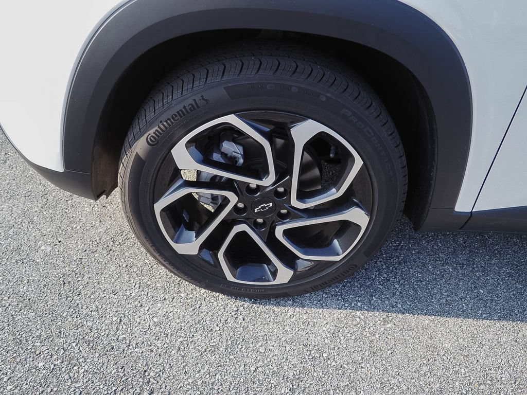Used 2025 Chevrolet Trax RS w/ Sunroof Package FWD image 34