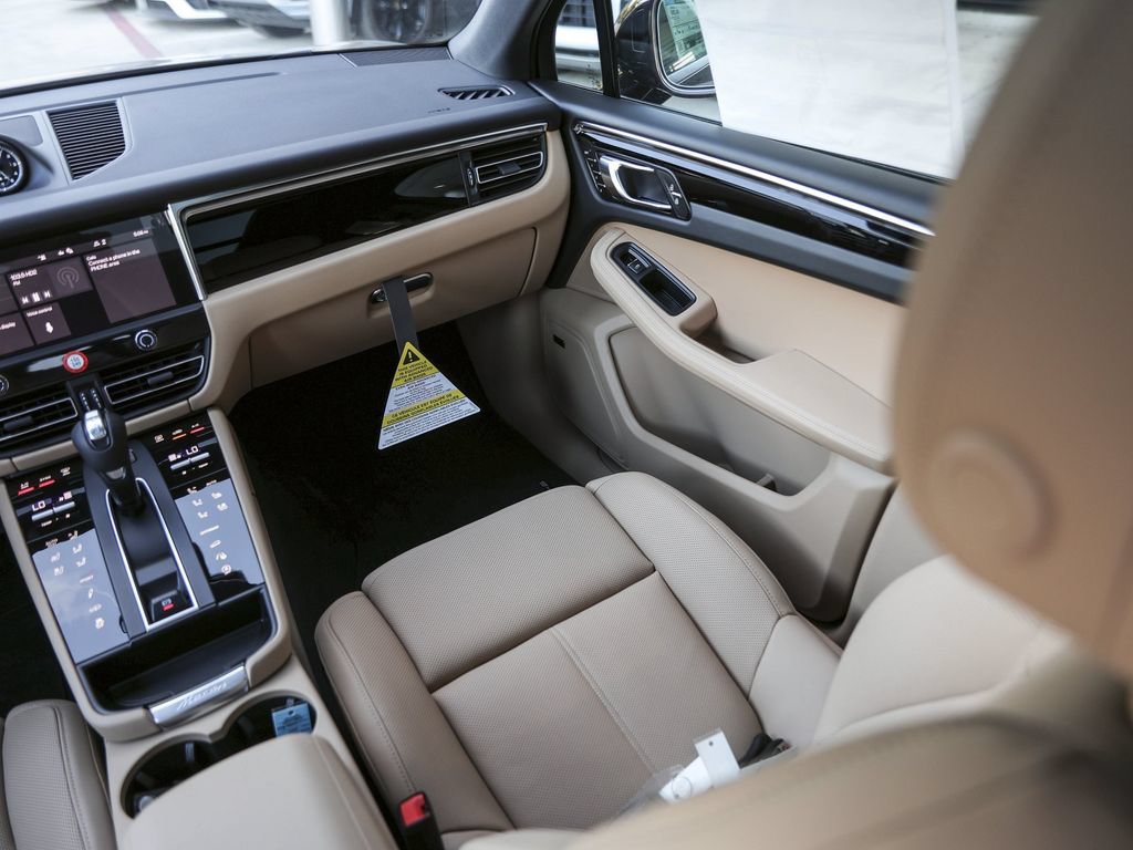 Certified 2026 Porsche Macan AWD/4WD image 37