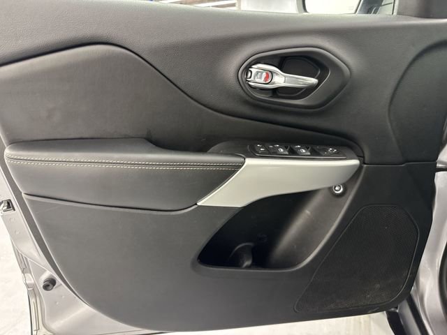 Used 2018 Jeep Cherokee Latitude Plus w/ Cold Weather Group AWD/4WD image 18