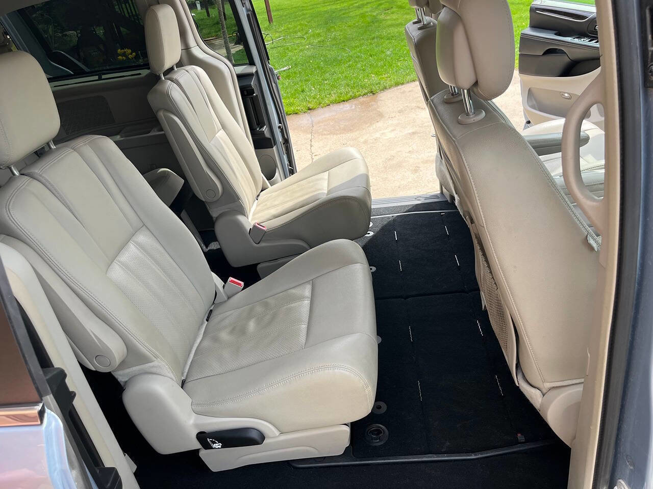 Used 2016 Chrysler Town & Country Touring-L w/ Driver Convenience Group FWD image 6
