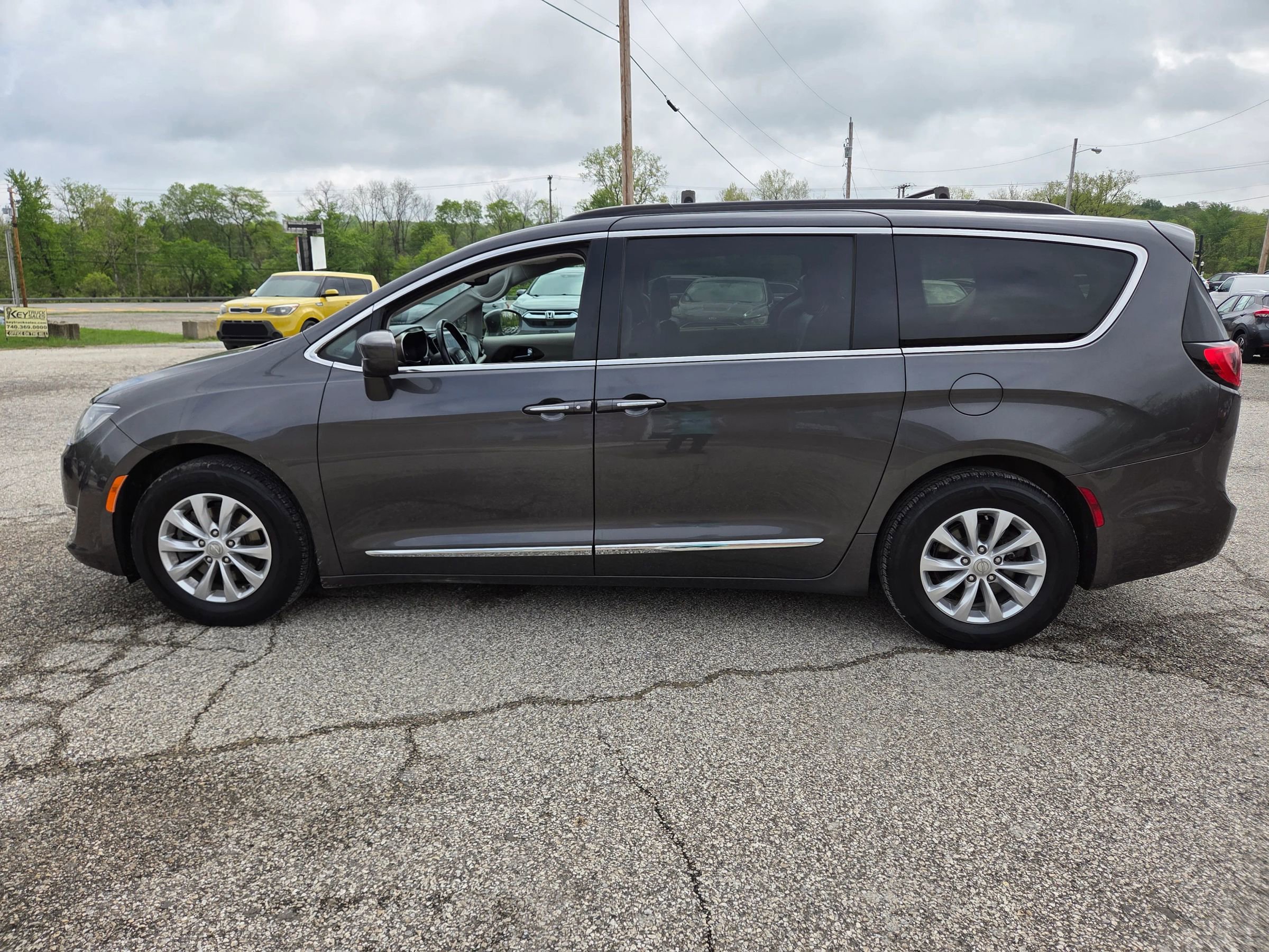 Used 2017 Chrysler Pacifica Touring-L FWD image 1
