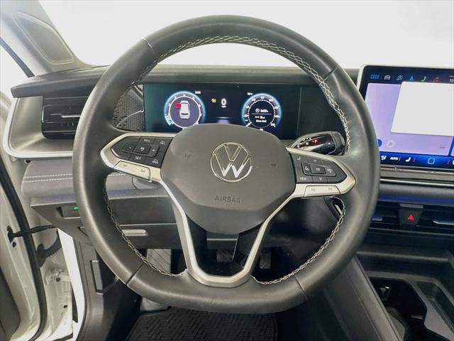 Used 2025 Volkswagen Tiguan SE AWD/4WD image 9