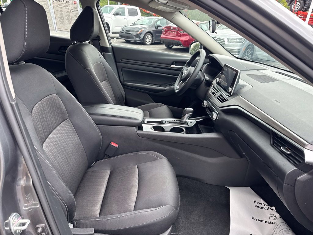Used 2024 Nissan Altima 2.5 SV FWD image 31